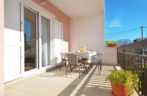 Kastel Novi Apartment | Zita - Spacious Apt with 2 Bedrooms & 2 Bathrooms, Kaštel Novi