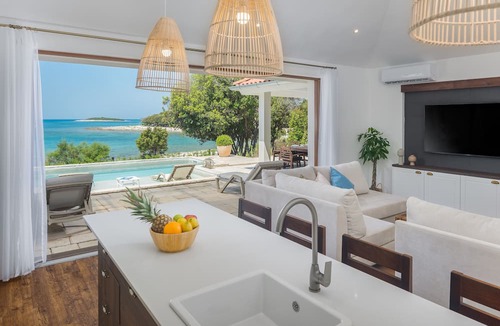 Bale Villa | Luxury Beach Villas Porto Bus