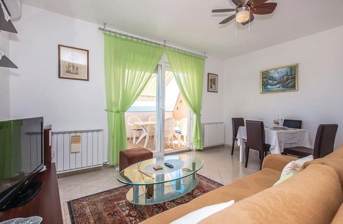 Smrika Apartment | Cozy apartment in Smrika with WiFi