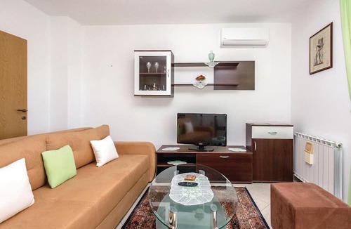 Smrika Apartment | Cozy apartment in Smrika with WiFi