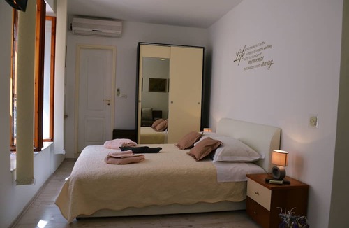 Cove Tri Zala (Zrnovo) Apartment | M & J Central Suites