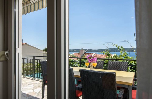 Trogir Apartment | A3 – 90 m2 apt with shared pool, big terrace and garden, just 50m from the beach