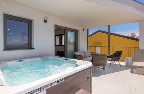 Omisalj Apartment | Apartments Villa Mara With Pool