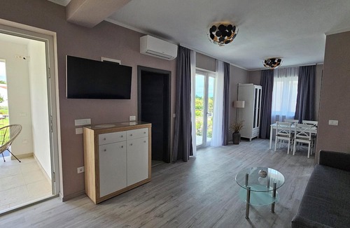 Matohanci Apartment | Apartments with Shared Pool Casa Bianca