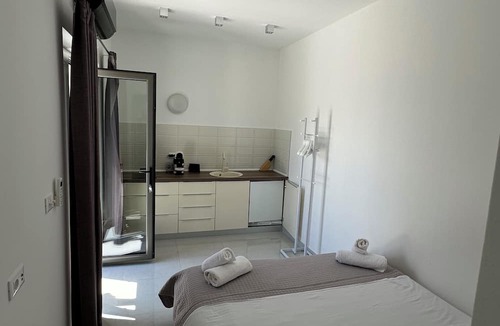 Milna Apartment | New studio in Mediterranean Garden only 50 meters from the sea.