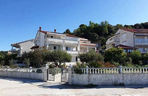 Kampor Apartment | One bedroom apartment with terrace and sea view Palit, Rab (A-24303-d)