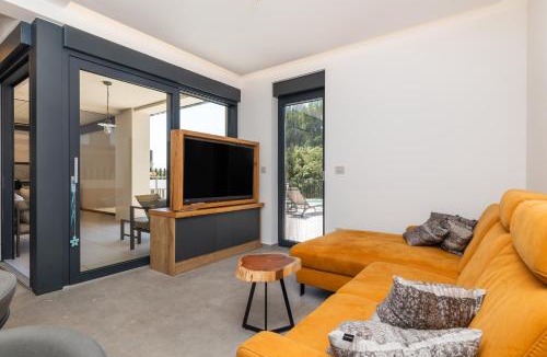 Artatore Apartment | Andrea Deluxe Apartment with Pool
