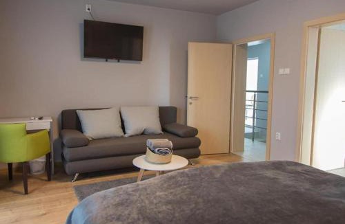 Karanac House | Holiday Home Thesaurum - Four Bedroom Holiday Home with Swimming Pool