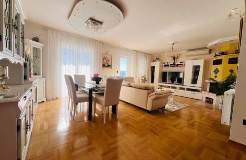 Dugi Rat Apartment | A6 - Spacious apt w pool terrace and sea view