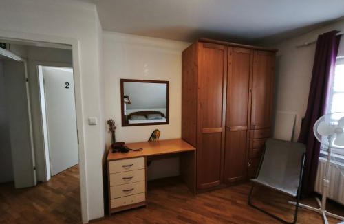 Tisina House | Beli oblaki sobe