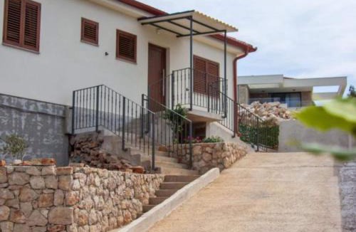 Island Hvar House | Three Bedroom Holiday Home With Balcony and Sea View