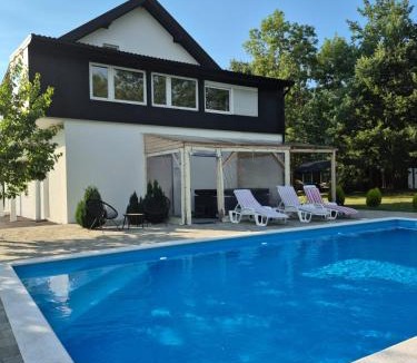 Lovinac House | Lika Relax and Party House with sauna, jacuzzi and outdoor heated swimming pool
