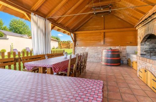 Kravarsko House | Rustic Cottage With Heated Pool - Happy Rentals