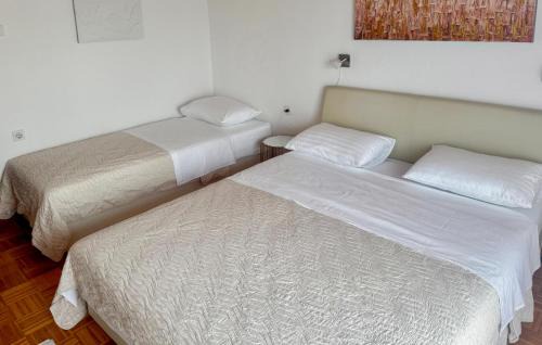 Vlasici Apartment | Beach Front Apartment In Vlasici With Wifi