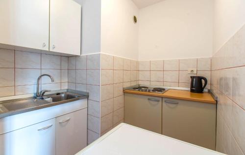 Seca Apartment | Lovely Apartment In Portoroz With House Sea View