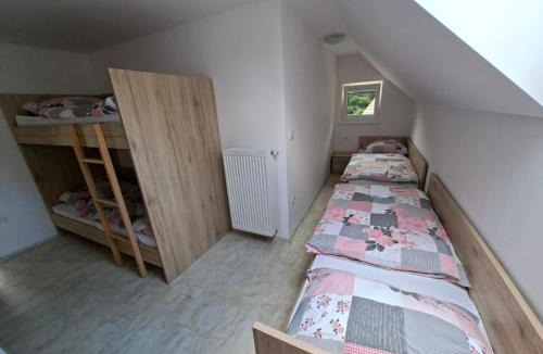Trzic Cabin | Zavetišče v Gozdu