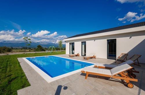 Trilj Villa | Vila Terra Relax House- Vila with private pool&garden