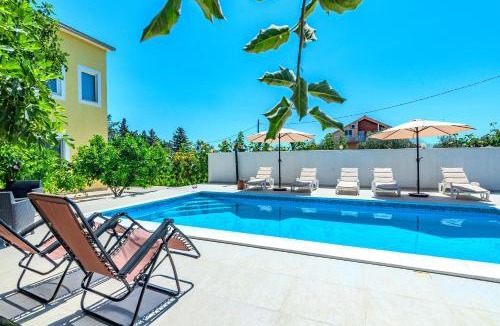 Sveti Filip i Jakov Apartment | Villa Kutija with heated pool