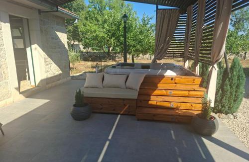 Oklaj Villa | Didov kameni dvor-Stone House&Jacuzzi