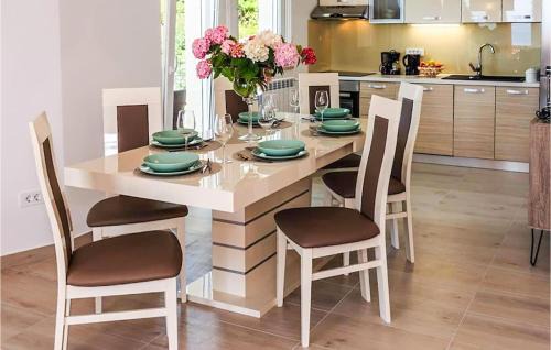 Ika Apartment | Stunning Apartment In Ika With House Sea View