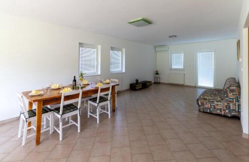 Miren-Kostanjevica Apartment | Apartma Luketovi