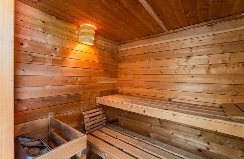 Karlovac House | Secluded Pool House Kupa/w Sauna & Jacuzzi - Happy Rentals