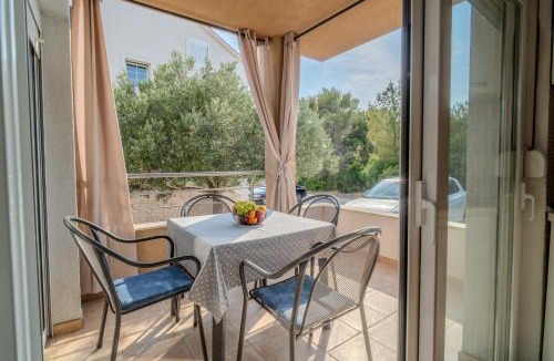 Cove Makarac (Milna) Apartment | Apartments Kristina