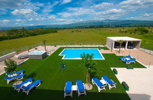 Trilj Apartment | Vacation apartments Mario with salt water pool