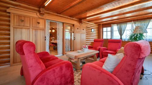 Veliko Trgovisce Villa | Villa Pine Log by Villas Guide