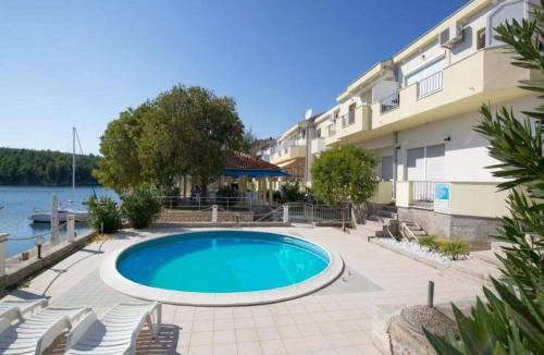 Krusevo Apartment | Pool view apartment with balcony in Obrovac