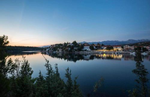 Krusevo Apartment | Pool view apartment with balcony in Obrovac