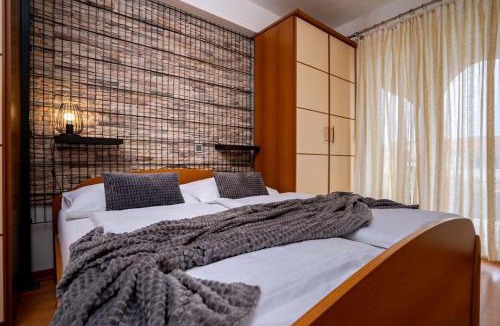Rab Town Apartment | Apartment in Lopar with Balcony, Air condition, WIFI (4738-3)