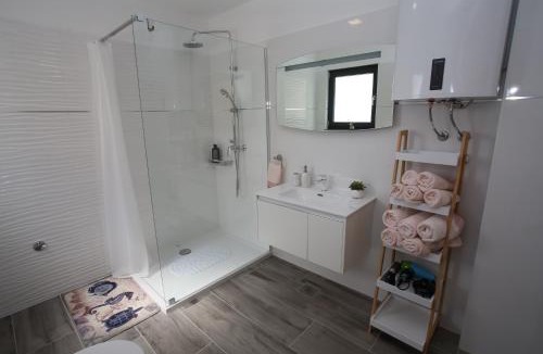 Jezera Villa | Elegant Villa Punta Sol with hot tube, walk to sea and center