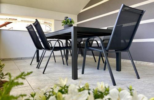 Licko Lesce Apartment | Filuma Suite - Riverside Terrace on Gacka River