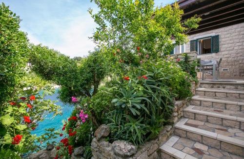 Donje Selo Apartment | Apartments by the sea Cove Donja Kruscica - Donja Krusica, Solta - 11146
