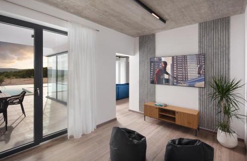Brgod Villa | Villa KM 5 Bedroom with heted pool and garden
