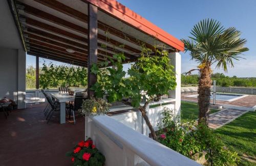 Ljubac House | House Rose with Garden and Pool