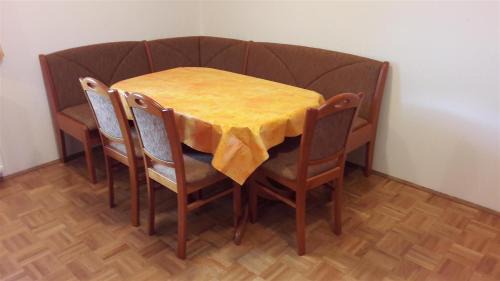 Gorenja Vas pri Smarjeti Apartment | Tourist Farm Škrbina