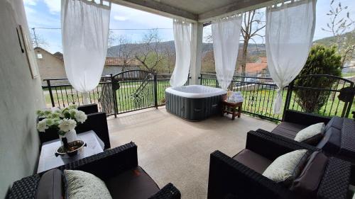Vrlika House | Family-friendly house with hot tub Maovice, Zagora - 24306