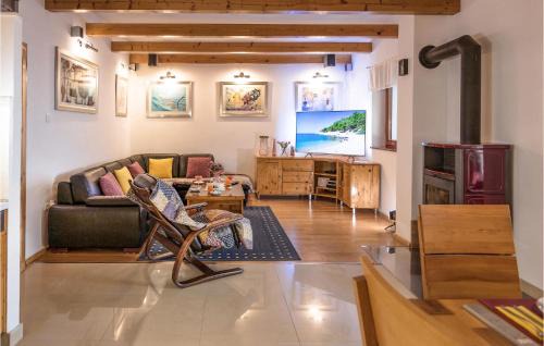 Mravince House | 4 Bedroom Cozy Home In Mravinci
