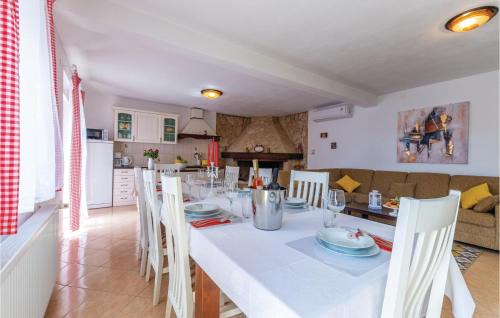 Sestanovac House | Three-Bedroom Holiday Home In Katuni