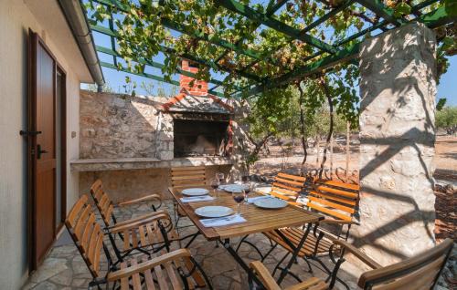 Sutivan House | Holiday Home Stomorica - Secluded Olive Estate with Private Pool, Brač