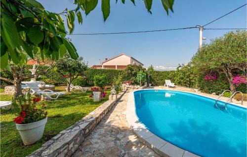 Lovinac House | Four-Bedroom Holiday Home Lovinac With An Outdoor Swimming Pool 09