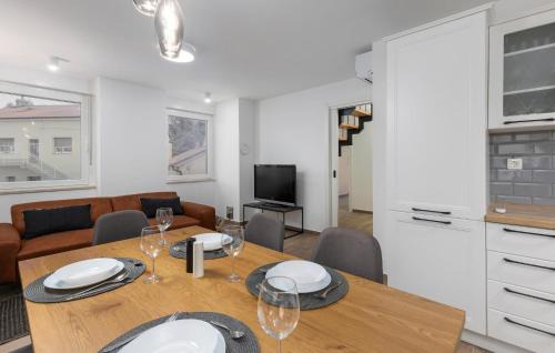Buzdohanj Apartment | 4 Bedroom Lovely Apartment In Cernik