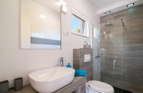 Cove Makarac (Milna) Apartment | Beachside Villa Marko