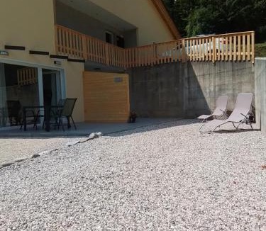 Kobarid Apartment | Hiša za Gradom