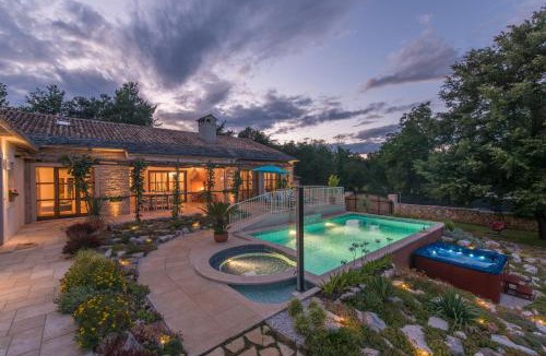 Heki Villa | Family Villa Lipica with private pool and jacuzzi