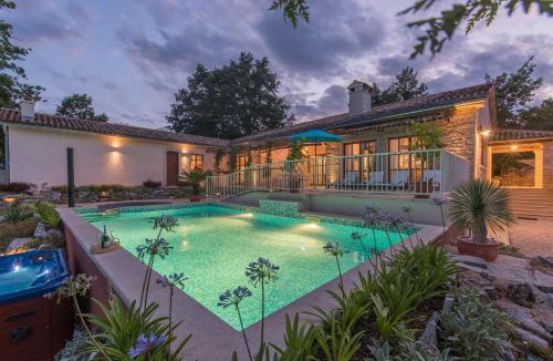 Heki Villa | Family Villa Lipica with private pool and jacuzzi