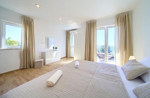 Martinscica Villa | Villa St Martin-Reef - Exclusive Seafront Villa with Private Heated Pool