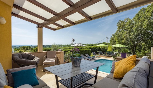 "Villa Krase" with saltwater pool and sauna